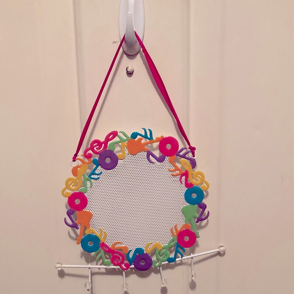 Hanging earring holder. Includes 8 pairs of earrings.